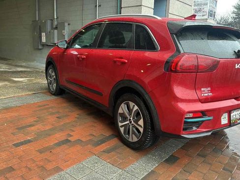 Used 2022 Kia Niro EX Premium w/ Cold Weather Package image 5