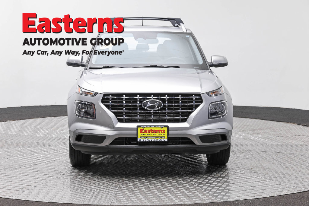 Used 2023 Hyundai Venue SEL FWD image 3
