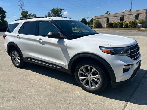 Used 2022 Ford Explorer XLT w/ Equipment Group 202A AWD/4WD image 9