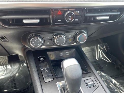 Used 2025 Nissan Kicks SV w/ Illumination Package image 14