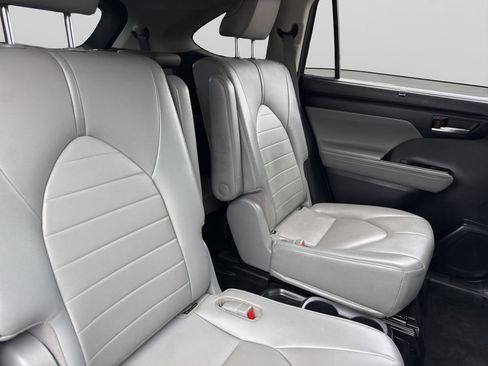 Used 2021 Toyota Highlander XLE AWD/4WD image 22