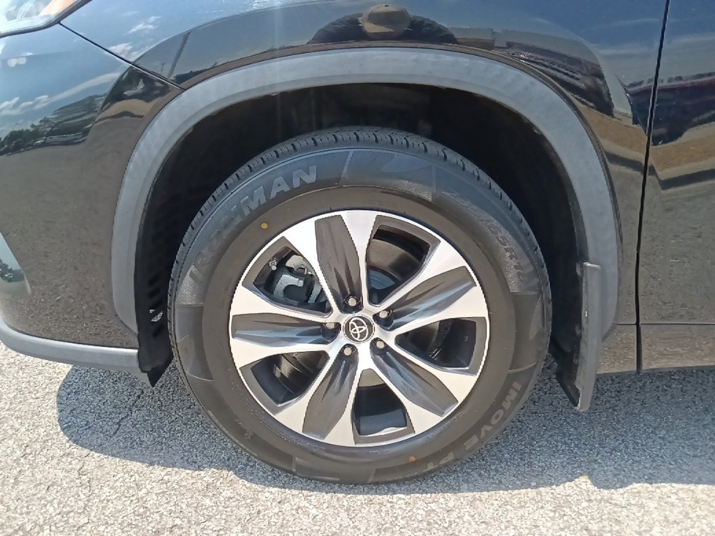 Used 2022 Toyota Highlander XLE AWD/4WD image 10