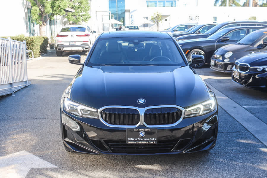 Used 2023 BMW 330i Sedan w/ Convenience Package RWD image 3