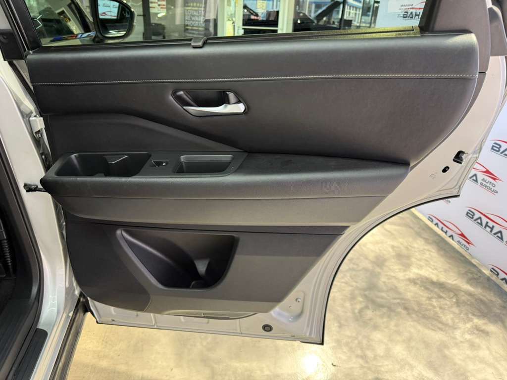 Used 2025 Nissan Pathfinder SL FWD image 41