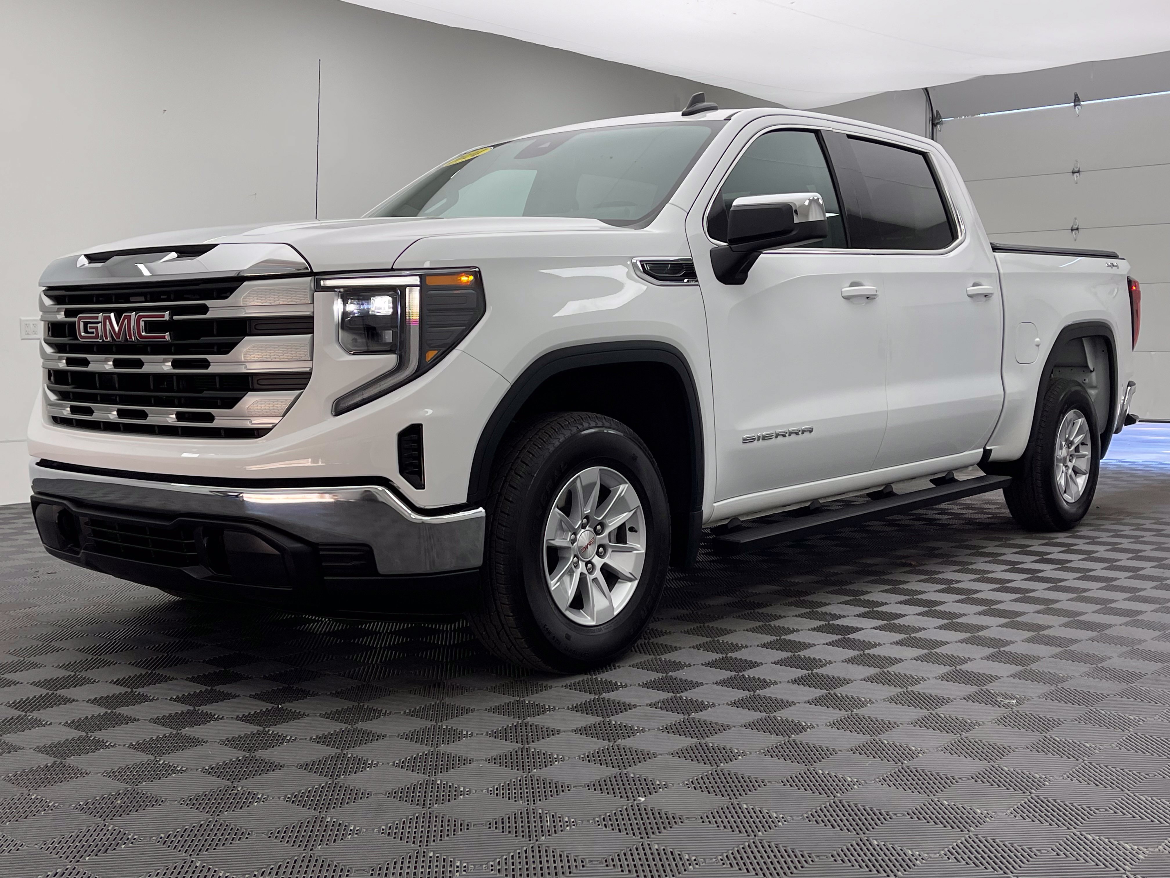 Used 2024 GMC Sierra 1500 SLE AWD/4WD image 2