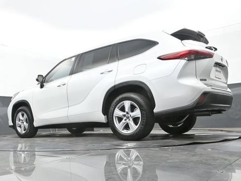 Used 2022 Toyota Highlander L FWD image 26