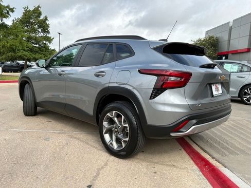 Used 2025 Chevrolet Trax LT w/ LT Convenience Package FWD image 8