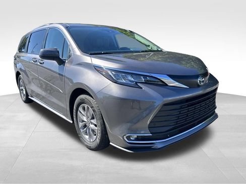 Certified 2022 Toyota Sienna XLE w/ XLE Plus Package FWD image 7