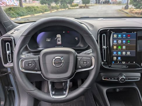 Used 2023 Volvo XC40 Recharge Ultimate w/ Protection Package Premier image 18