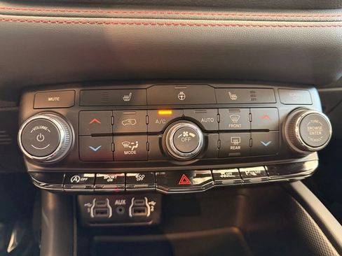 Used 2025 Dodge Durango GT AWD/4WD image 16