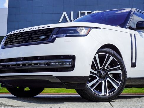 Used 2023 Land Rover Range Rover SE image 2