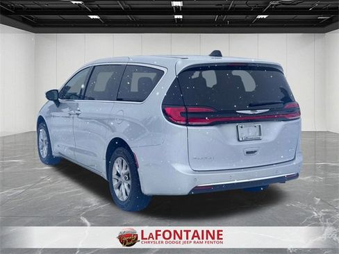 Used 2023 Chrysler Pacifica Touring-L image 3