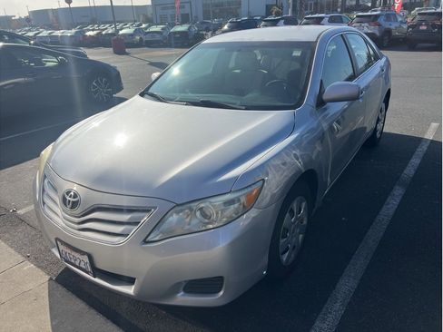 Used 2010 Toyota Camry LE image 2