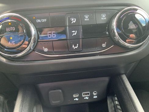 Used 2022 Chevrolet TrailBlazer LT w/ Convenience Package FWD image 12