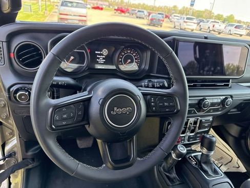Used 2025 Jeep Wrangler Unlimited Rubicon AWD/4WD image 11