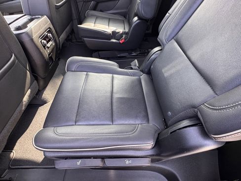 Used 2023 Chevrolet Suburban Premier image 33