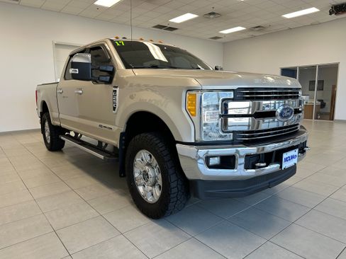 Used 2017 Ford F250 Lariat w/ Chrome Package image 4