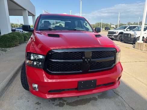 Used 2019 RAM 1500 Express w/ Wheel & Sound Group AWD/4WD image 3
