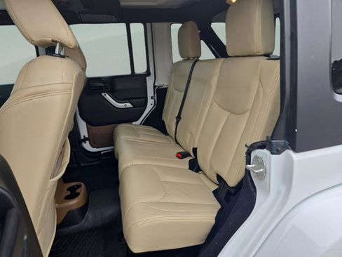 Used 2017 Jeep Wrangler Unlimited Sahara w/ Connectivity Group image 16