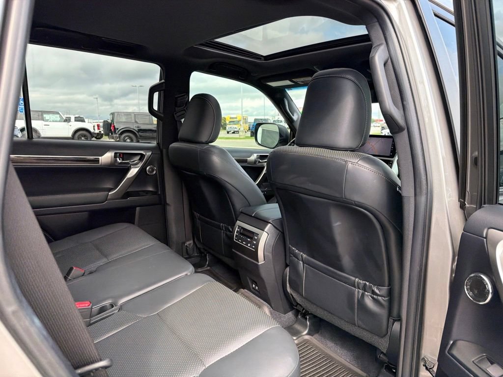Used 2023 Lexus GX 460 Luxury w/ Accessory Package AWD/4WD image 19