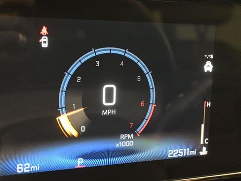 Used 2025 Chevrolet Trax RS w/ Sunroof Package FWD image 3
