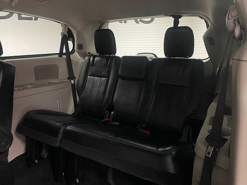 Used 2016 Chrysler Town & Country Touring image 13