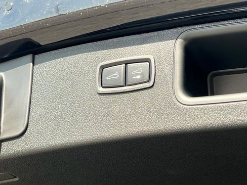 Certified 2025 Porsche Macan image 30