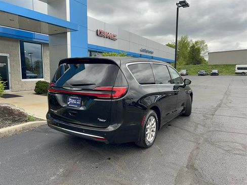 Used 2023 Chrysler Pacifica Touring-L FWD image 7