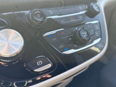 Used 2023 Chrysler Voyager LX image 35