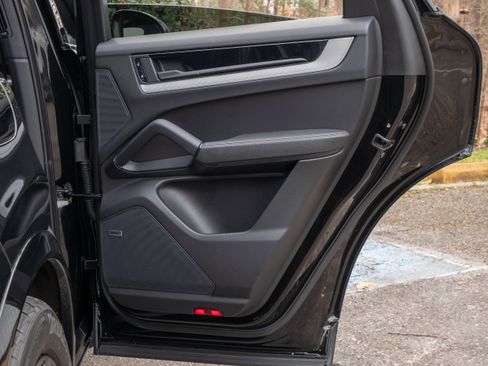 Certified 2025 Porsche Cayenne E-Hybrid Coupe image 36