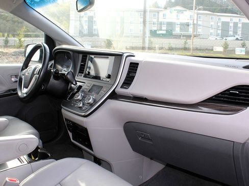 Used 2015 Toyota Sienna XLE Premium AWD/4WD image 17