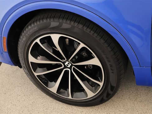 Used 2021 Bentley Bentayga Base image 32