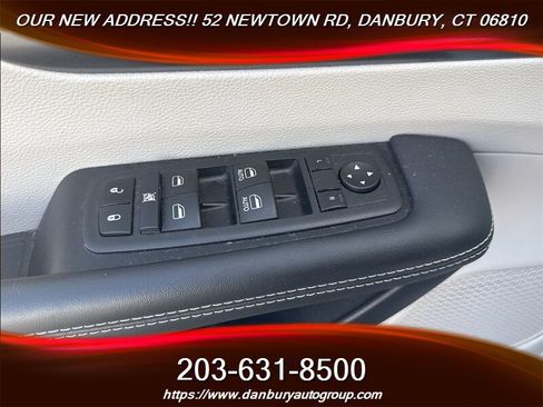 Used 2024 Chrysler Pacifica Touring-L FWD image 9