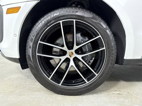 Certified 2024 Porsche Macan w/ Premium Plus Package image 13