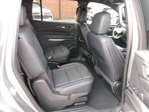 Used 2025 Chevrolet Traverse LT image 12