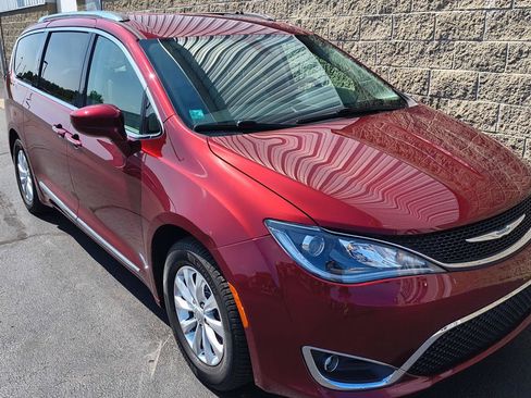 Used 2018 Chrysler Pacifica Touring-L w/ Premium Audio Group FWD image 2