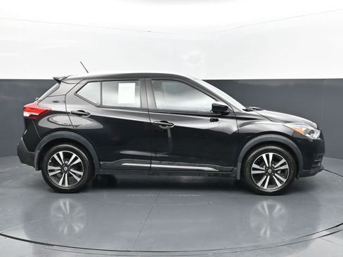 Used 2020 Nissan Kicks SR w/ SR Premium Package FWD image 6