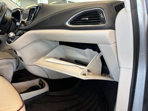 Used 2017 Chrysler Pacifica Limited FWD image 24