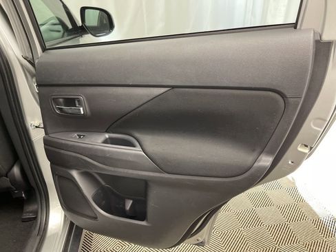 Used 2020 Mitsubishi Outlander ES image 29