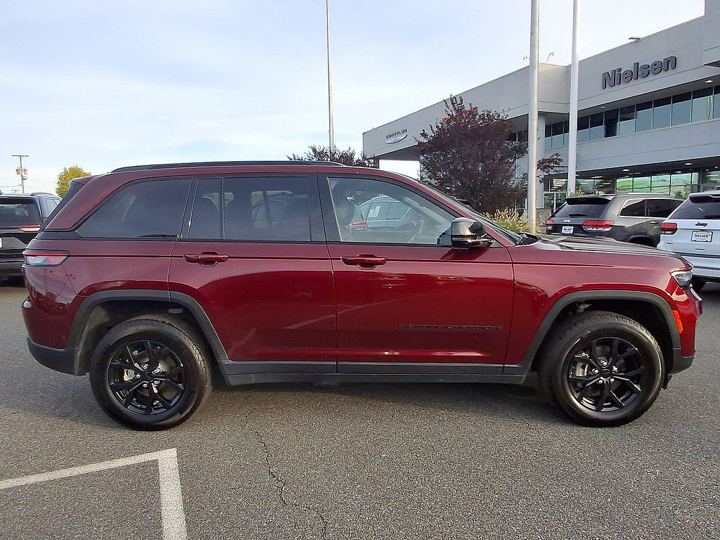Used 2024 Jeep Grand Cherokee Altitude AWD/4WD image 32