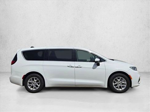 Used 2023 Chrysler Pacifica Touring-L image 4