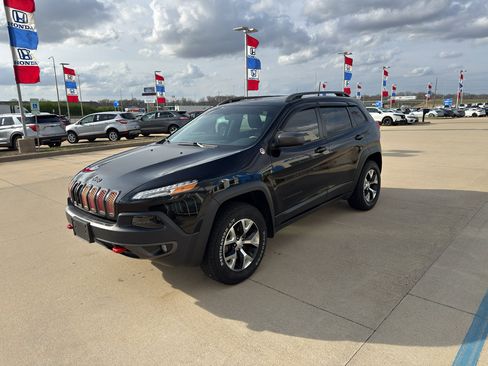 Used 2018 Jeep Cherokee Trailhawk w/ Comfort/Convenience Group AWD/4WD image 1