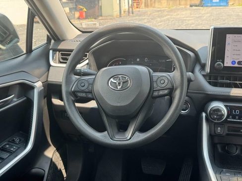 Used 2025 Toyota RAV4 XLE AWD/4WD image 18