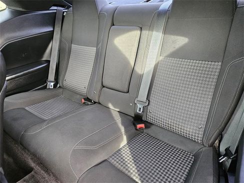 Used 2015 Dodge Challenger SXT image 13