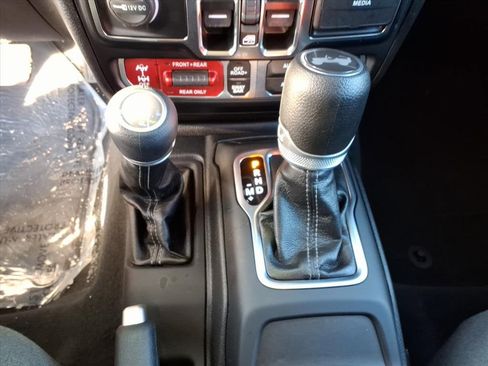 Used 2024 Jeep Wrangler Unlimited Rubicon image 12