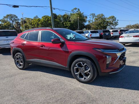 Used 2025 Chevrolet Trax LT w/ LT Convenience Package FWD image 2