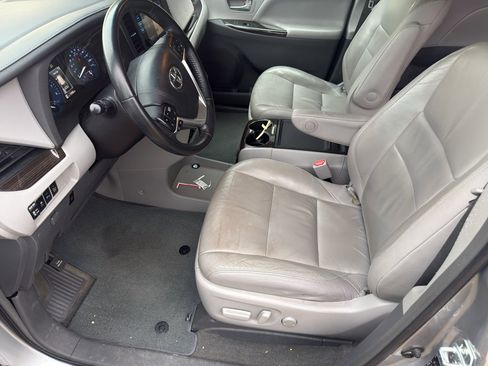 Used 2015 Toyota Sienna XLE image 13