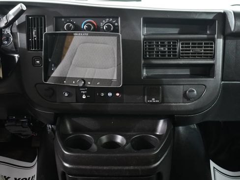 Used 2018 Chevrolet Express 2500 w/ Driver Convenience Package RWD image 9