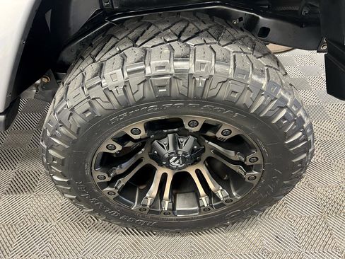 Used 2017 Jeep Wrangler Unlimited Sahara w/ Connectivity Group image 40