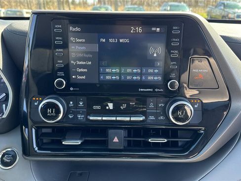 Used 2022 Toyota Highlander XLE image 13